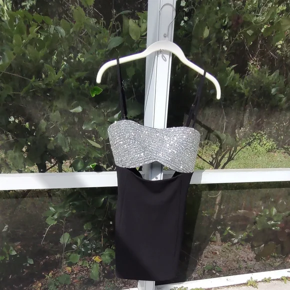 Fore Fitted Mini ,With Cut Out And Rhinestone Studded Embellished Top - Picture 4 of 8